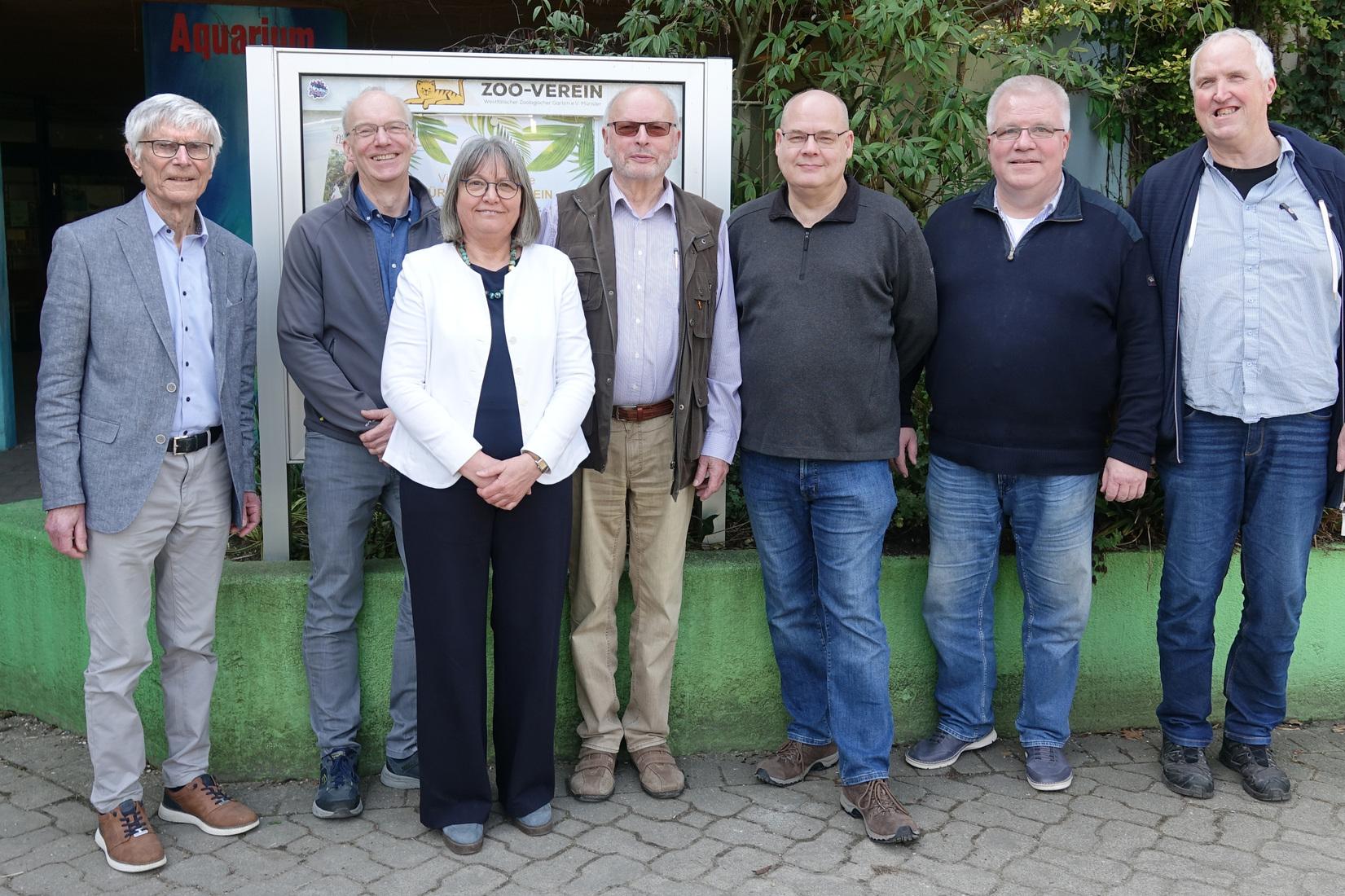 Helge Peters, Hans-Jörg Krampe, Dr. Katharina Krüger, Jürgen Brinkmann, Stefan Wieberneit, Christoph Happe, Bernd Rottwinkel Außerdem im Vorstand, aber nicht auf dem Foto: Angela Köppen und Evelyn Lasthaus Helge Peters, Hans-Jörg Krampe, Dr. Katharina Krüger, Jürgen Brinkmann, Stefan Wieberneit, Christoph Happe, Bernd Rottwinkel Außerdem im Vorstand, aber nicht auf dem Foto: Angela Köppen und Evelyn Lasthaus