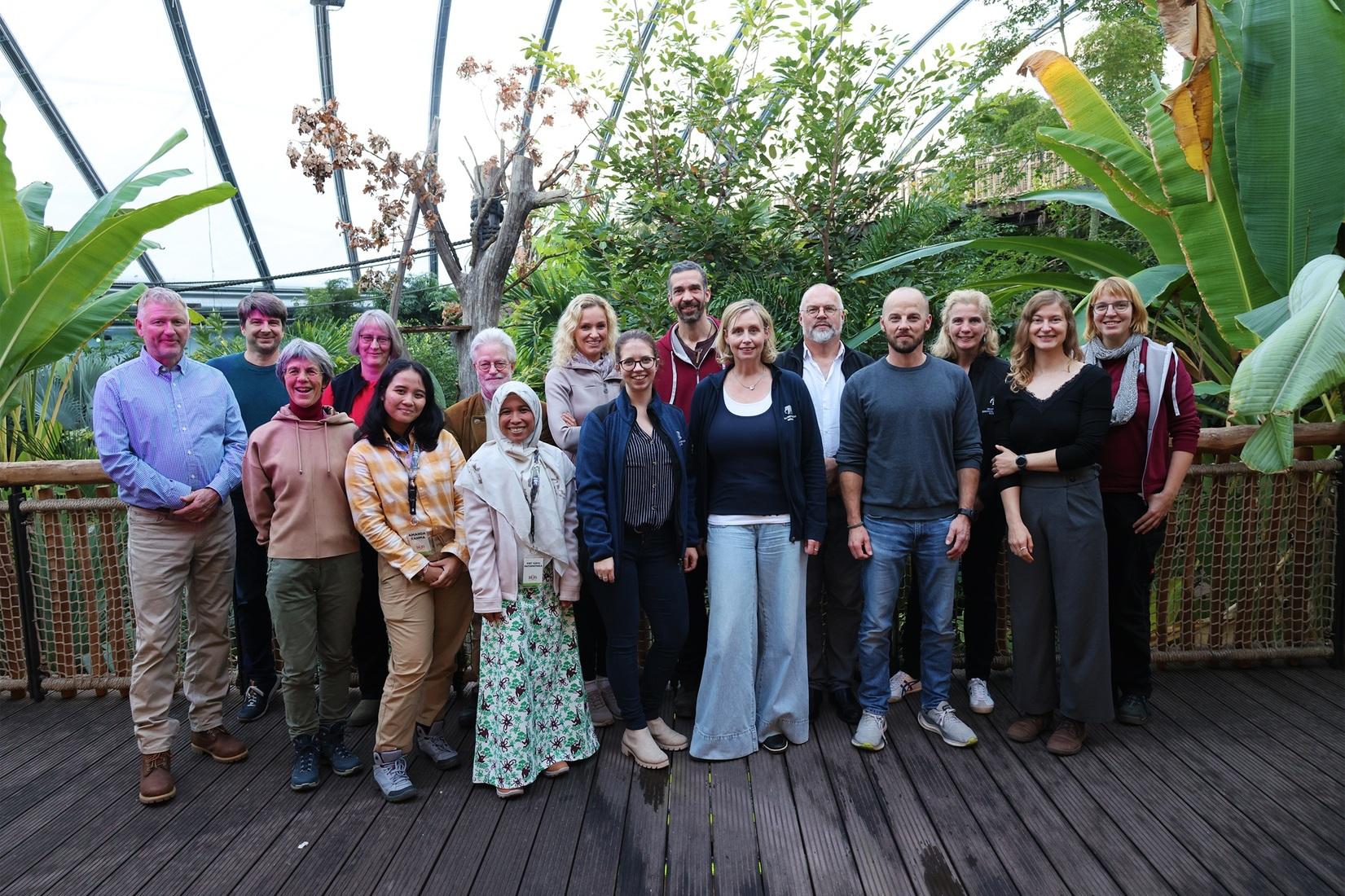 Gruppenfoto Die Veranstaltung „Botschafter des Regenwaldes – Der Orang-Utan im Fokus“ wurde von allen Teilnehmenden, hier auf dem Foto zu sehen, als voller Erfolg gewertet. Foto: Allwetterzoo Münster