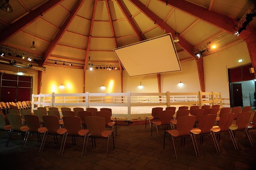 Die Arena des westfälischen Pferdemuseums mit Stühlen und Manege
