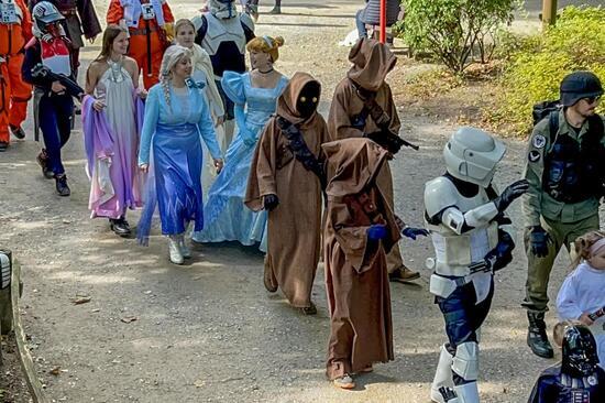 Die Cosplay Parade vom galaktischen Wochenende im Allwetterzoo mit Menschen in Star Wars und Disney Kostümen
