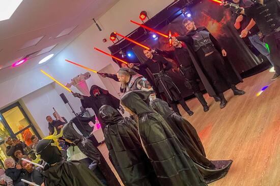 Als Star-Wars-Charaktere verkleidete Teilnehmer des galaktischen Wochenendes üben den Lichtschwertkampf
