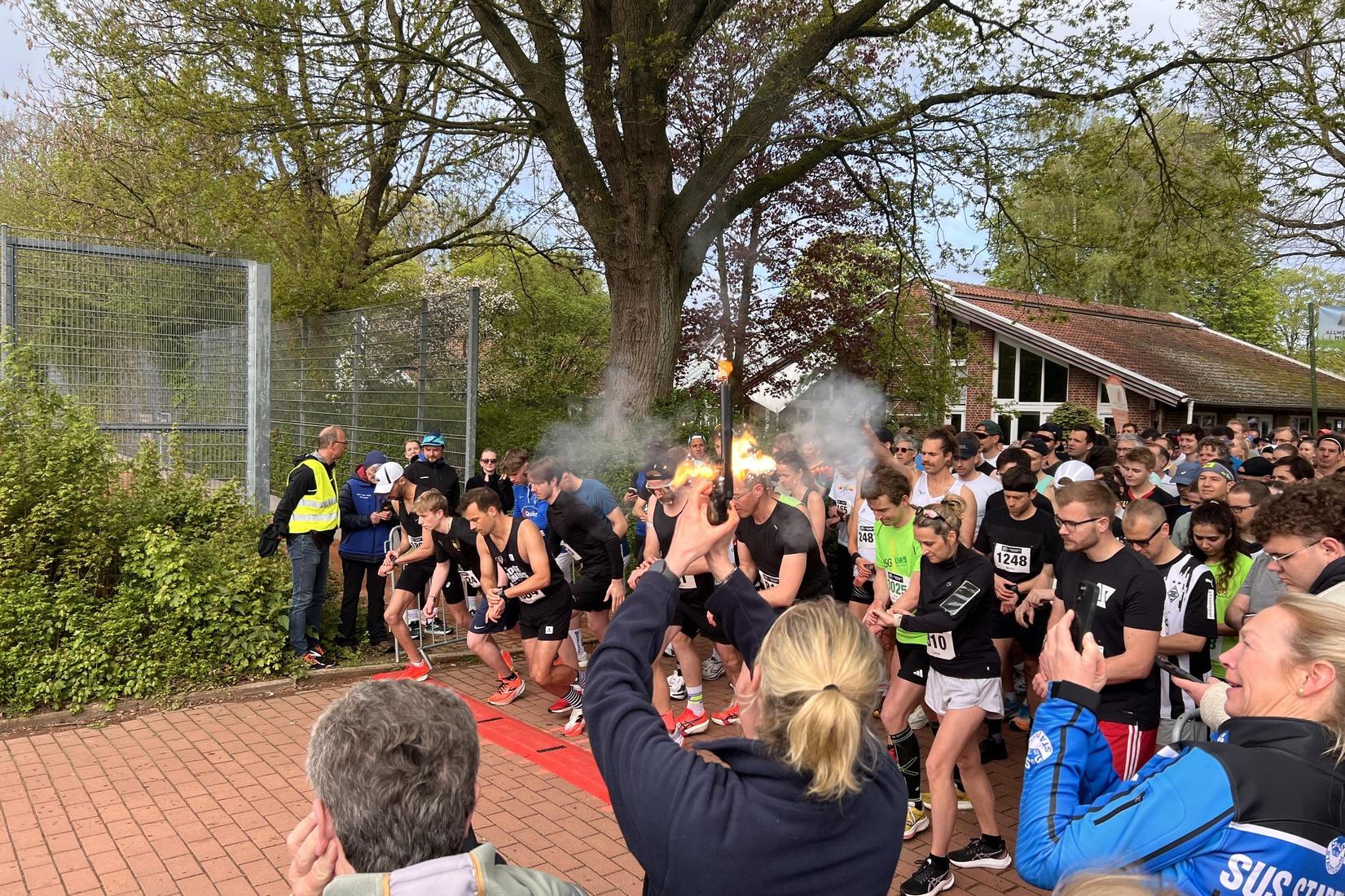 Zoodirektorin Simone Schehka gibt den Startschuss für den Halbmarathon bei "Rund um den Allwetterzoo". Zoodirektorin Simone Schehka gibt den Startschuss für den Halbmarathon bei "Rund um den Allwetterzoo".