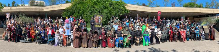 Cosplayer am Galaktischen Wochenende im Allwetterzoo Münster Etliche Cosplayer haben sich kostümiert am Landoir-Platz im Allwetterzoo Münster aufgestellt.